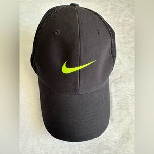 Nike Black fitted M/L Hat with Swoosh